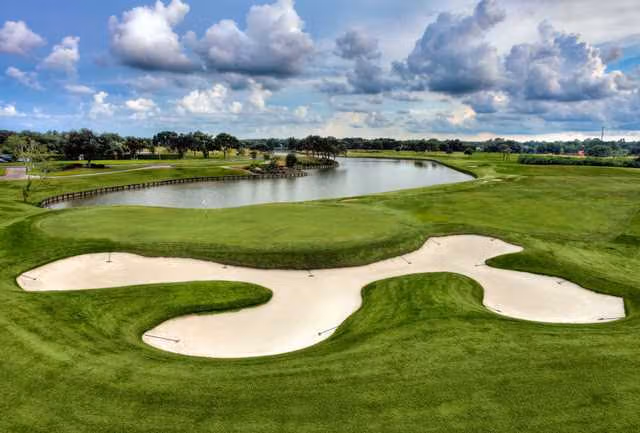 Approach shot angle with strategic bunker placement